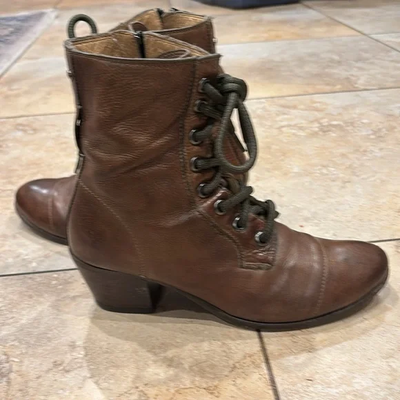 FRYE Zipper Up Soft Leather Bootie 2 inches Heels size 9 - Picture 4 of 14